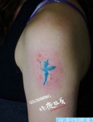 女人手臂彩色小精灵纹身图片