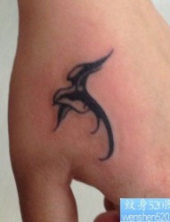 手部简单好看的小燕子纹身图片