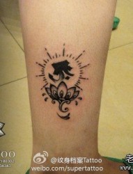 女人腿部唯美的莲花与梵文纹身图片