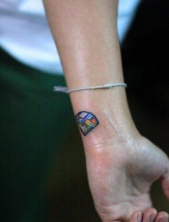 女人手腕处彩色钻石纹身图片