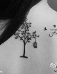 女人背部潮流清新的小树与小鸟纹身图片