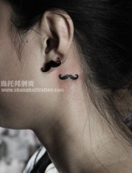 女人脖子处小胡子纹身图片