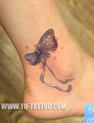 女人脚踝处精美的蝴蝶结纹身图片