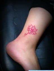 女人腿部彩色小莲花纹身图片