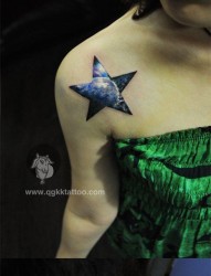 女人肩膀处彩色星空五角星纹身图片
