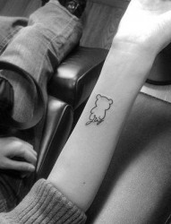 手臂可爱的小熊与字母纹身图片