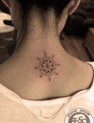 女人颈部好看的花卉藤蔓纹身图片
