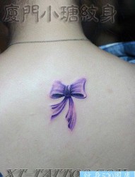 女人背部彩色蝴蝶结纹身图片