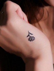女性手臂小小的向日葵纹身