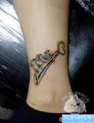 女孩子腿部精美的钥匙纹身图片