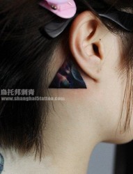 女孩子耳部精美的星空三角形纹身图片