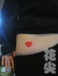 女人腰部好看简洁的彩色爱心纹身图片