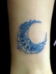 女人腿部好看的藤蔓月亮纹身图片