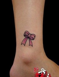 女人脚踝处小巧的蝴蝶结纹身图片