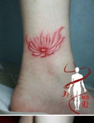美女脚腕处好看的彩色莲花纹身图片