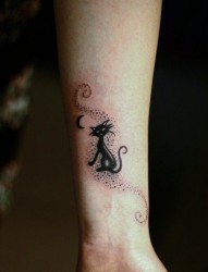 女人手腕处唯美可爱的小猫咪纹身图片