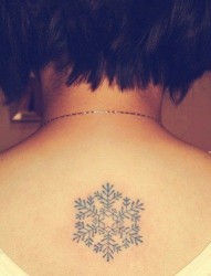 女人背部小巧清晰的雪花纹身图片