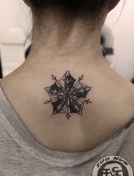 女人背部漂亮的黑灰雪花纹身图片
