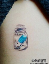 一幅可爱的小药瓶纹身图片