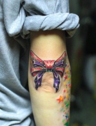 女人手臂漂亮好看的蝴蝶结纹身图片