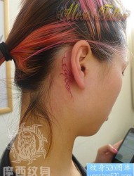 女人耳部精美小巧的图腾蝴蝶纹身图片
