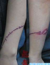 女人手臂唯美清晰的彩色字母纹身图片