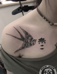 女人肩膀处好看的小燕子纹身图片