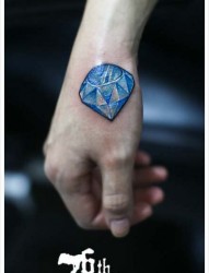 男人手部漂亮的彩色钻石纹身图片