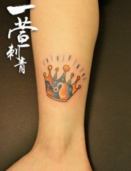 女人腿部潮流流行的皇冠与星座纹身图片