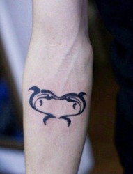 手臂小巧的图腾爱心海豚纹身图片