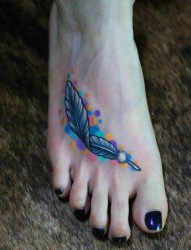 女人脚背好看的彩色小羽毛纹身图片