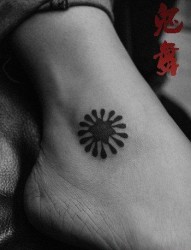女人脚踝处小巧流行的星星纹身图片