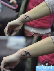 女人手腕处小巧的图腾燕子纹身图片