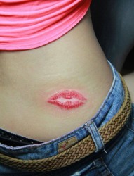 女人腰部潮流漂亮的彩色唇印纹身图片