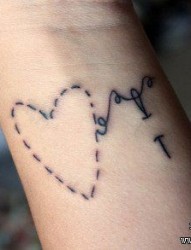 女人手腕潮流简单的爱心纹身图片