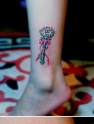 女人腿部潮流流行的彩色小钥匙纹身图片