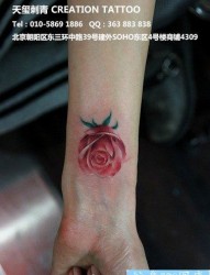 女人手腕处潮流精美的玫瑰花纹身图片