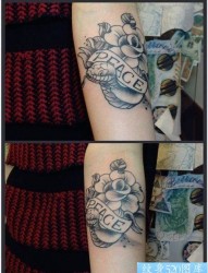 女人手臂潮流精美的小蛇与玫瑰花纹身图片