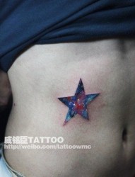 男人腹部超帅的彩色星空五角星纹身图片
