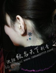 女孩子耳部潮流流行的雪花五角星纹身图片