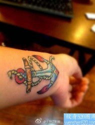 女人手臂小巧潮流的船锚纹身图片