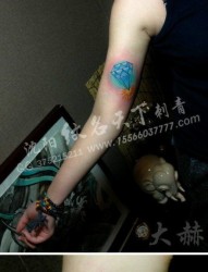 手臂流行精美的彩色钻石纹身图片