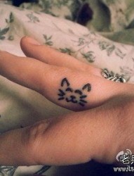 手指简单可爱的小猫咪纹身图片