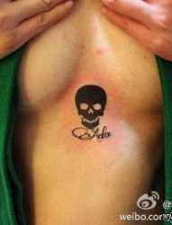 女人胸部小巧潮流的图腾骷髅与字母纹身图片