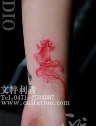 女人手腕精美潮流的彩色水墨小金鱼纹身图片
