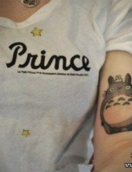女人手臂可爱潮流的龙猫纹身图片