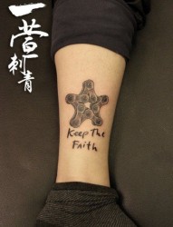 女人腿部经典潮流的链条五角星纹身图片