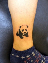 女人腿部可爱潮流的小熊猫纹身图片