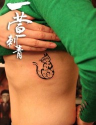 女人侧腰可爱流行的图腾猫纹身图片