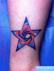 腿部超酷的彩色星空五角星纹身图片